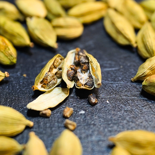 Grüner Kardamom ganz Nahaufnahme