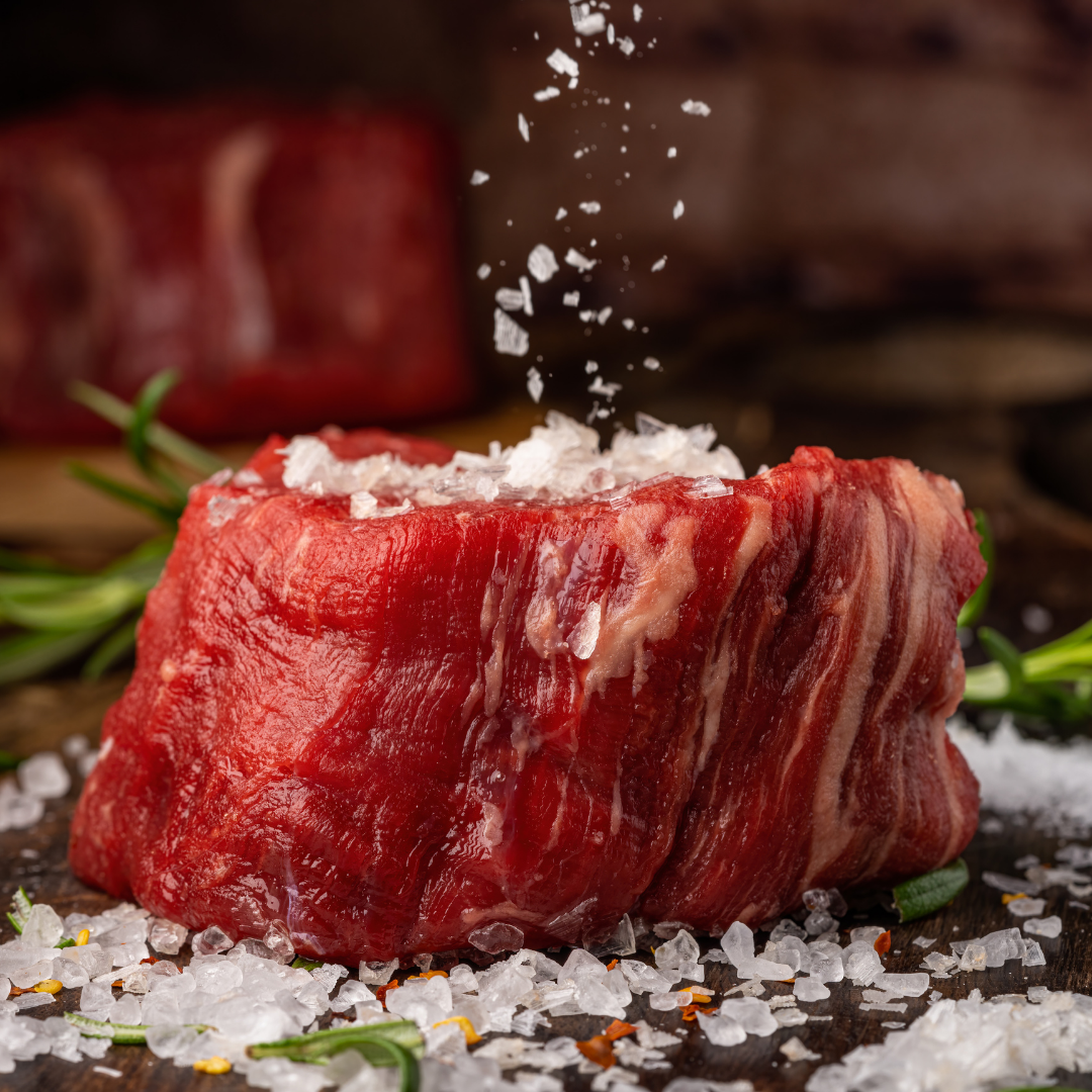 Grobes Meersalz auf Steak